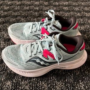 W Saucony Guide 16. Worn 5 times. Size 6